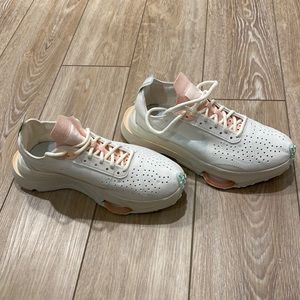 Nike air zoom type sneaker women’s size 8 like new!